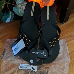 Ipanema - BLACK & GOLD rubber Flip Flops - sz 6